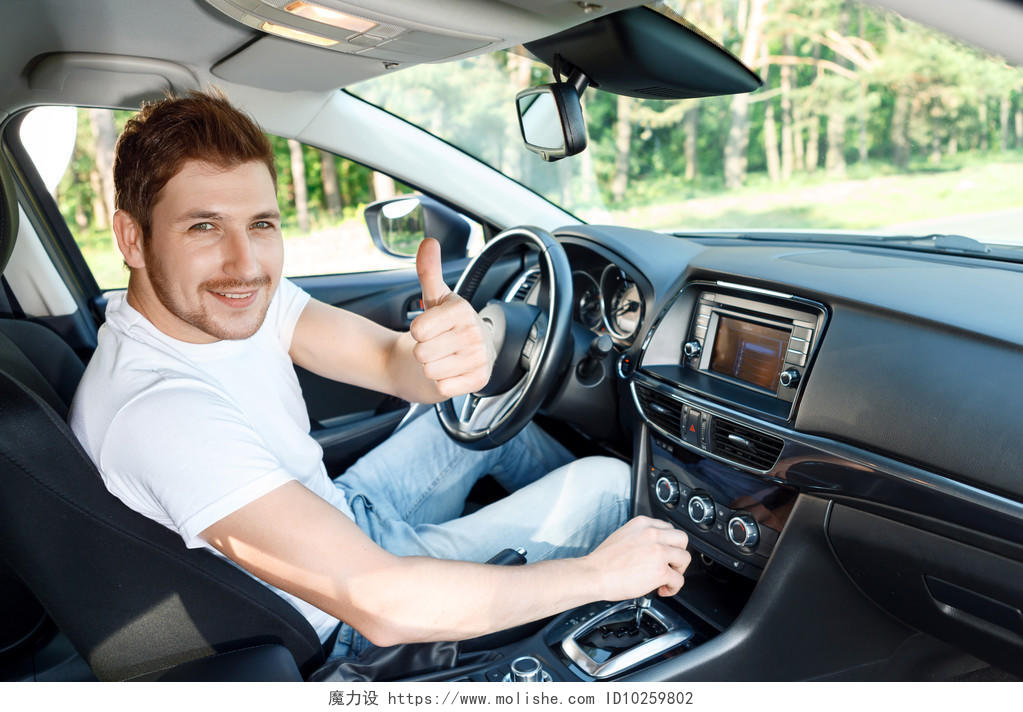 留着胡须看起来开朗的帅哥坐在车内竖起大拇指的加油点赞点赞手势图片